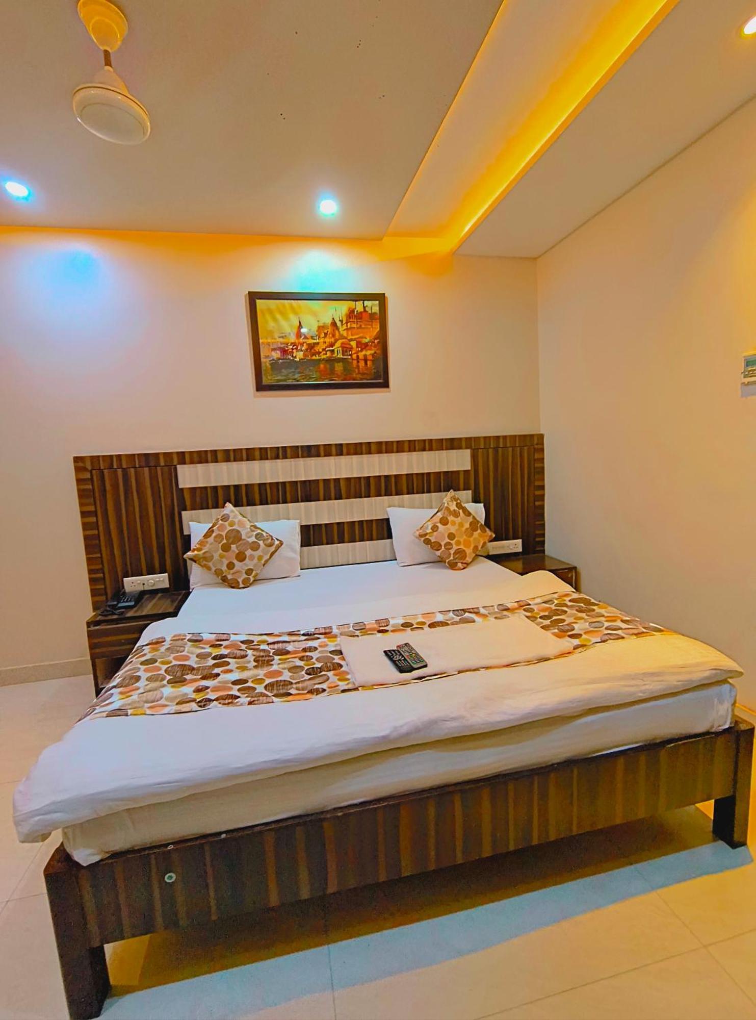 Hotel P Palace - Near Kashi Vishwanath Temple